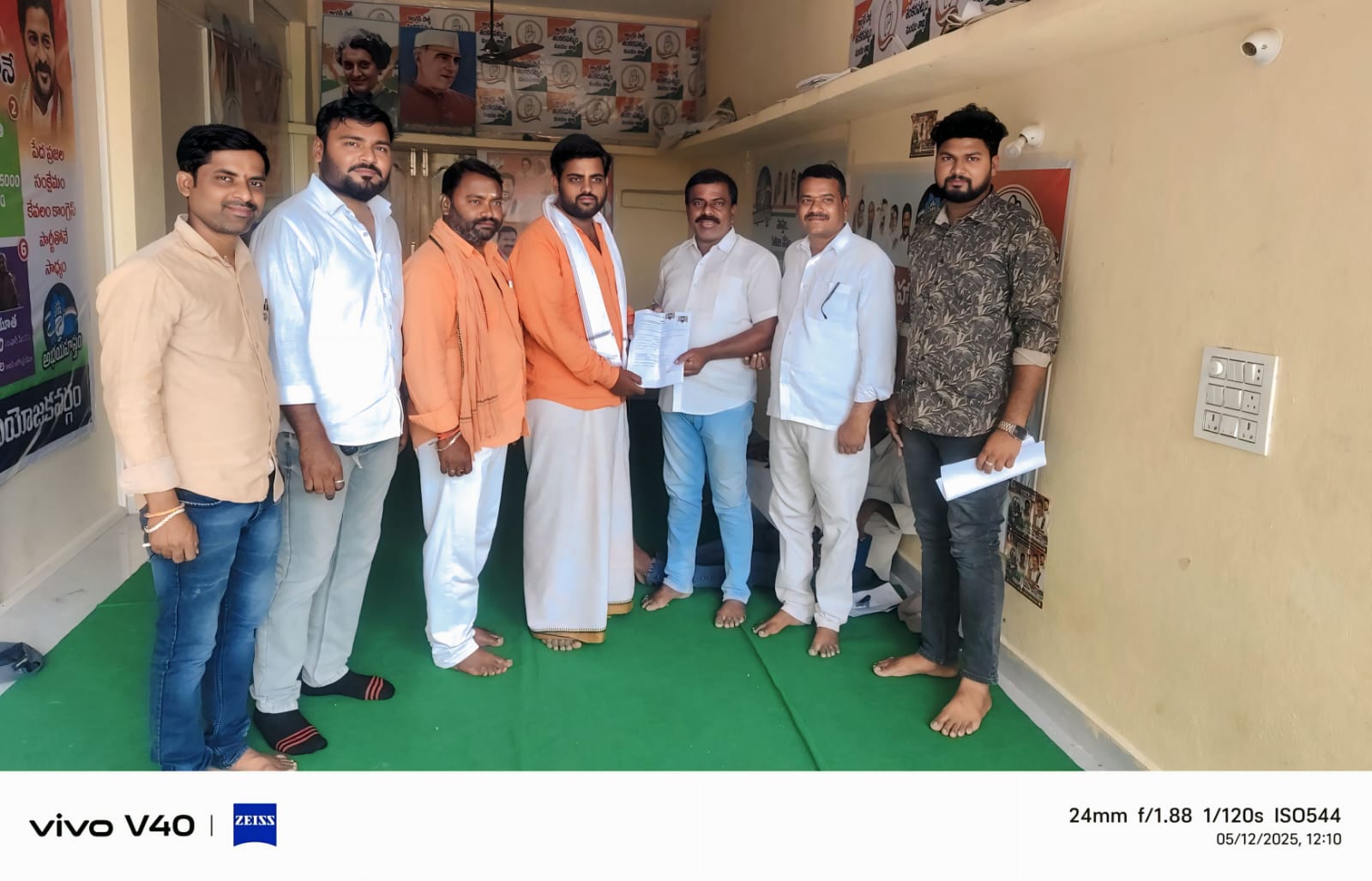 Local news” బీసీ సెల్ మండల అధ్యక్షుడిగా నామినేషన్ పత్రం అందించిన శ్రావణ్ కుమార్…