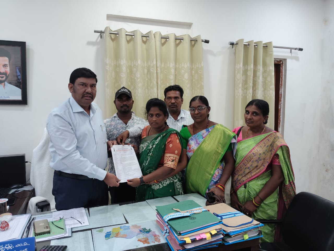 Udyamakaarula Haameelu” తెలంగాణ ఉద్యమకారులకు ఇచ్చిన హామీలు నెరవేర్చాలి: ఆర్డీవోకు జేఏసీ నాయకుల వినతిపత్రం