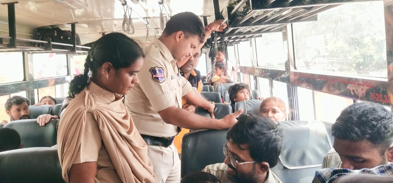 Local News”బస్సులో విద్యార్థి మెడలో చైన్ మాయం – తనిఖీ చేసిన కేశవపట్నం పోలీసులు