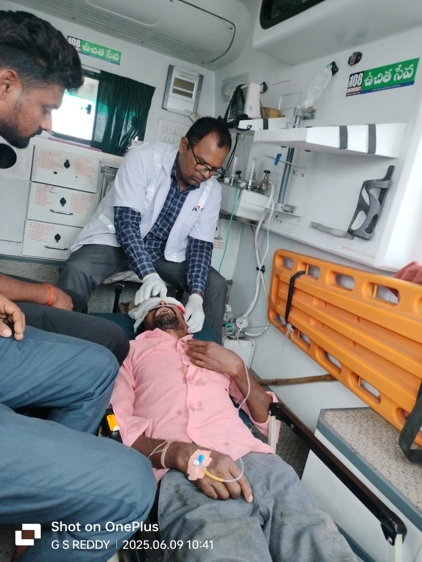 Road Accident” రోడ్డు ప్రమాదంలో వ్యక్తికి   గాయాలు – ఆసుపత్రికి తరలింపు