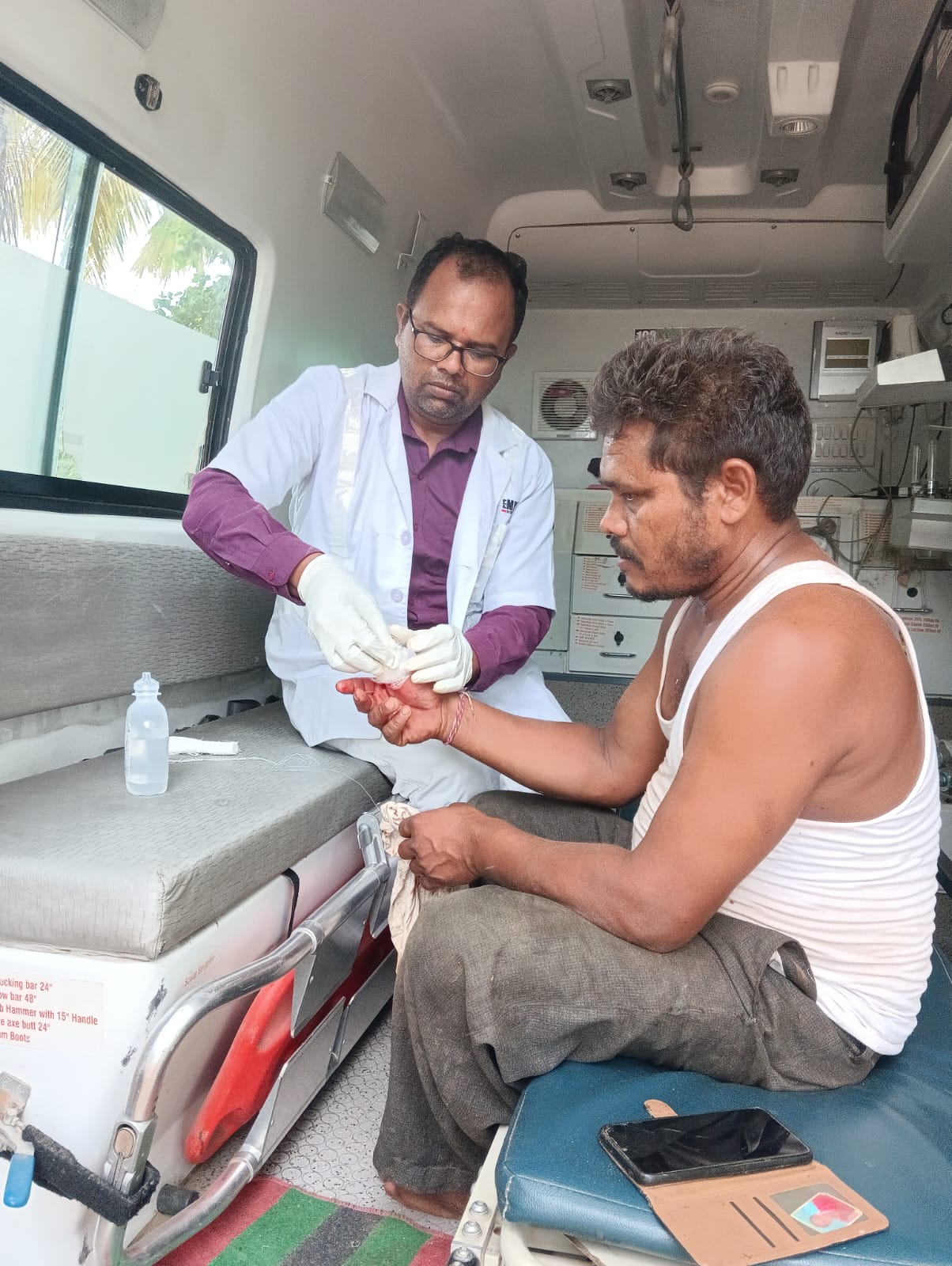 Local News”వడ్రంగికి తీవ్ర గాయాలు, 108 వాహన సాయం తో ఆసుపత్రికి తరలింపు