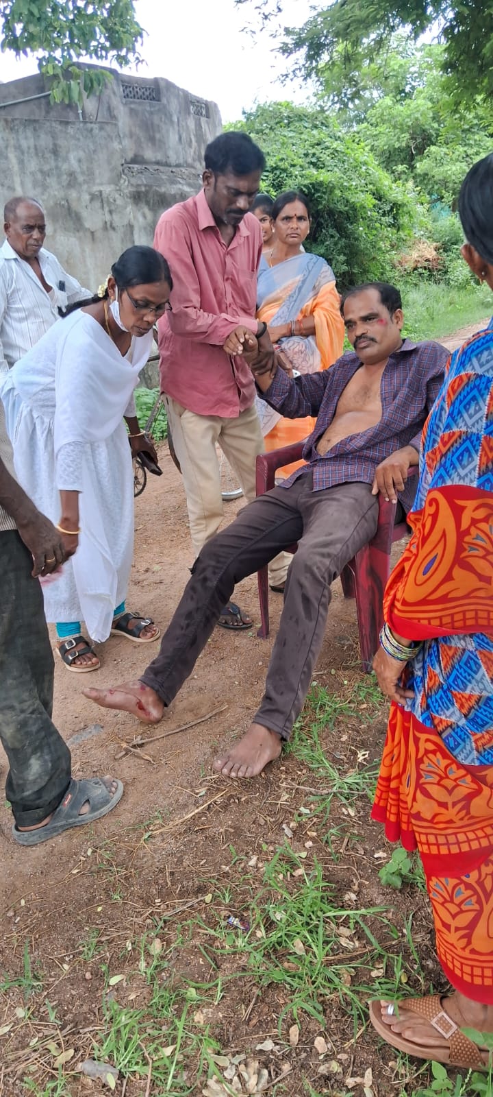 -Road-accident help” శంకరపట్నంలో రోడ్డు ప్రమాదం: ఆశా కార్యకర్త జహేదా సేవలు ప్రశంసనీయం