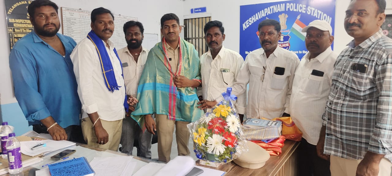 Si keshavapatnam”  ఎస్ఐ శేఖర్ రెడ్డి కి అంబేద్కర్ యువజన సంఘం ఘన సన్మానం