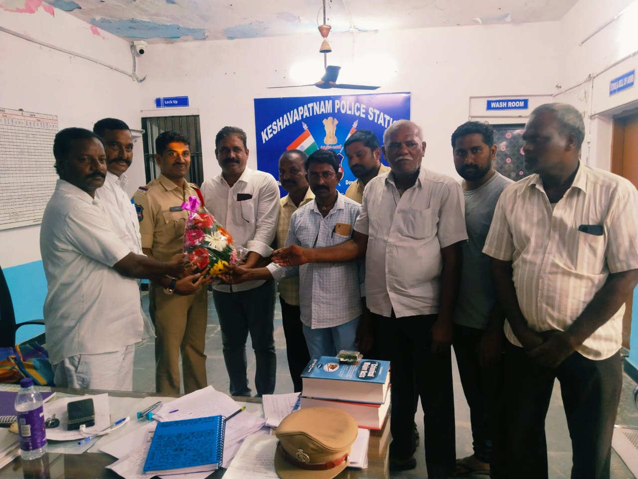 Kesavapatnam Si”  కేశవపట్నం ఎస్ఐ శేఖర్ రెడ్డిని ఘనంగా సన్మానించిన కాంగ్రెస్ నాయకులు