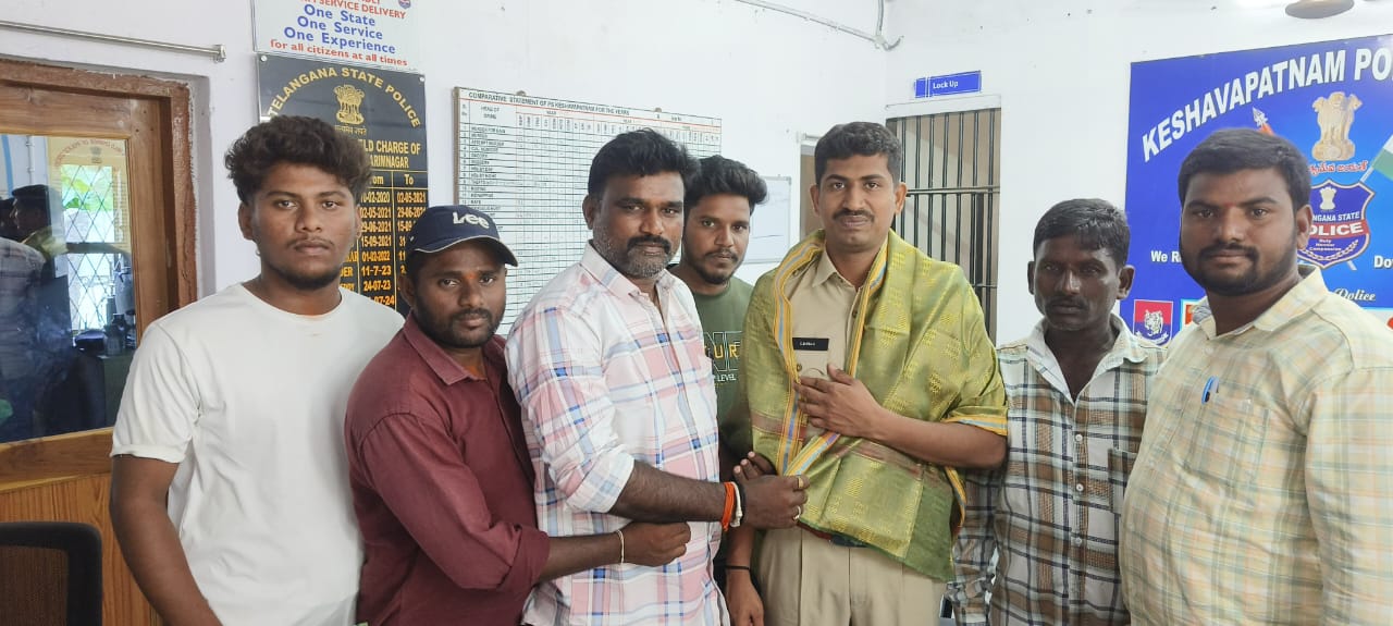 Ambedkar sangham” ఎస్సైని సన్మానించిన అంబేద్కర్ సంఘ నాయకులు…