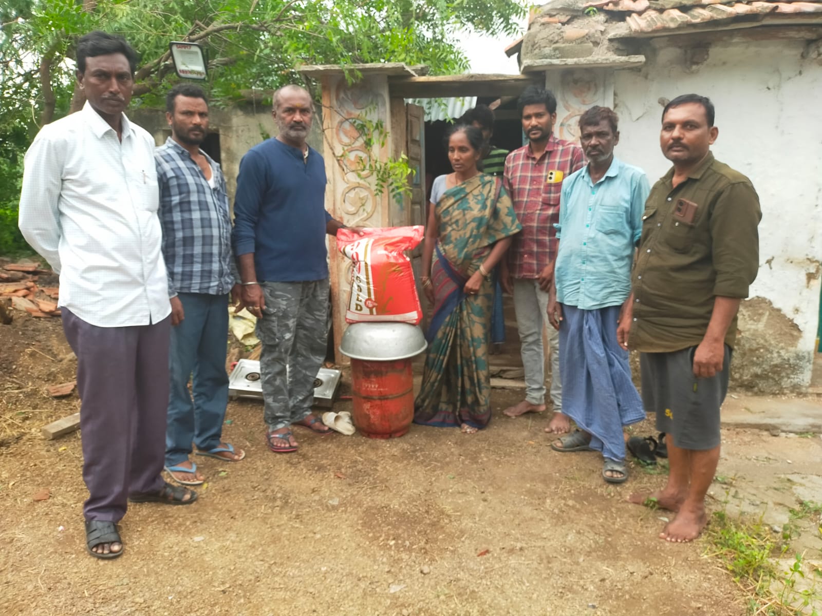 Molangur” బాధిత కుటుంబానికి చేయూత అందించిన నాంపల్లి రాజేందర్