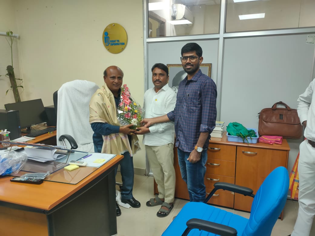 Shankarpatnamnews” సమాచార శాఖ కమిషనర్ దేశాల భూపాల్‌ను సన్మానించిన మోరె ప్రభాకర్