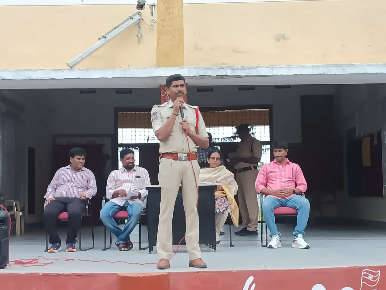 Si shekhar reddy” విద్యార్థులు ఉన్నత లక్ష్యాల దిశగా సాగాలి: ఎస్సై శేఖర్ రెడ్డి సందేశం