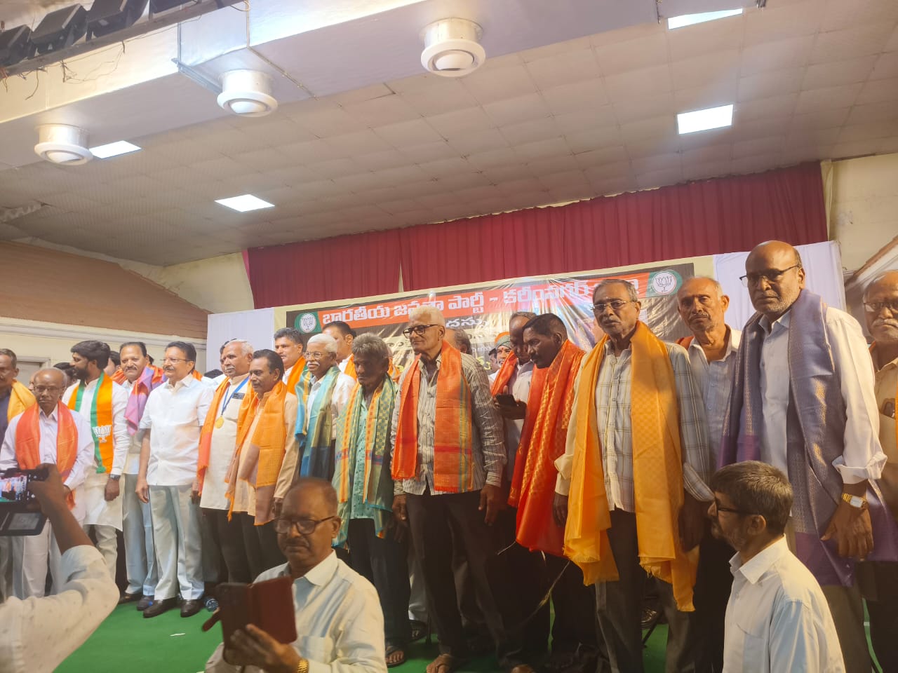 Karimnagar” ఎమర్జెన్సీ పోరాటయోధులకు మాజీ గవర్నర్ విద్యాసాగర్ రావు సన్మానం