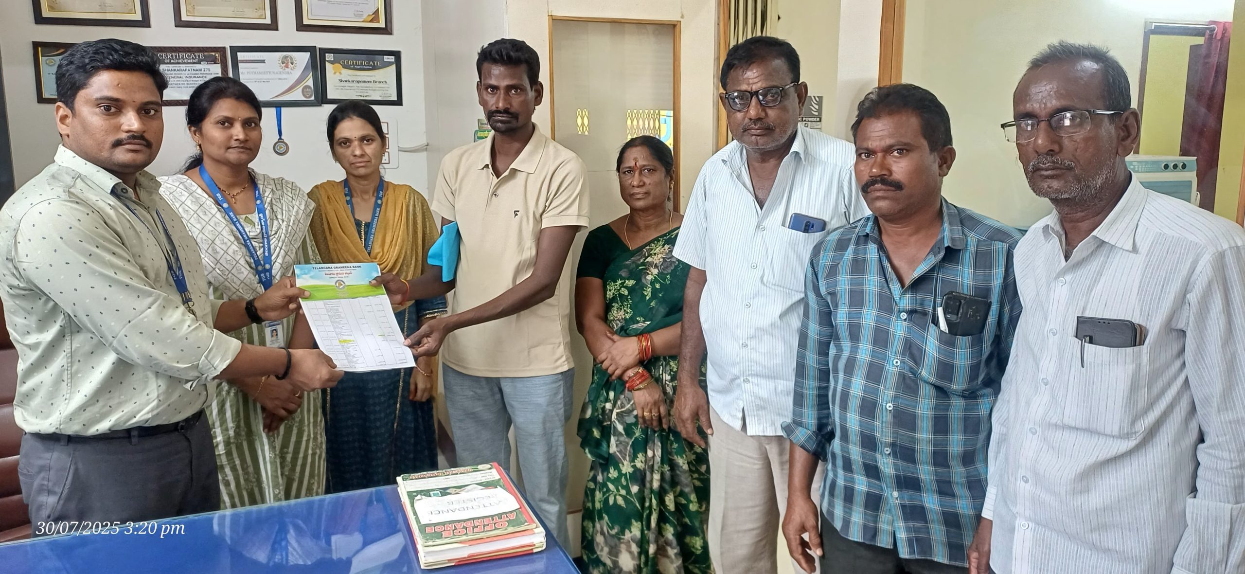 Pmjby” బీమా సొమ్ము అందించిన బ్యాంకు మేనేజర్