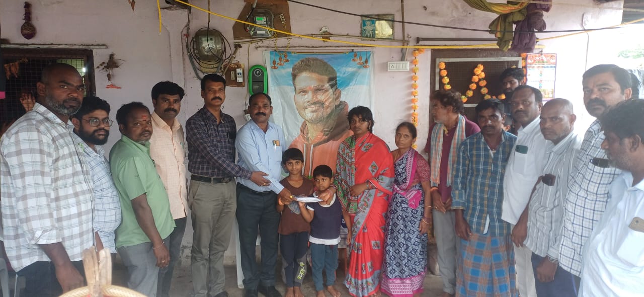 Nagarjuna Dairy”  నాగార్జున డైరీ ఎండి రూ. ల‌క్ష ఆర్ధిక సాయం