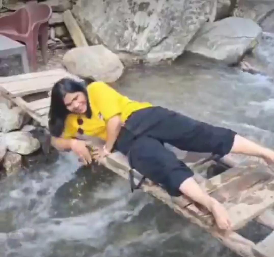 Reels focus” చూసుకోవాలి క‌దా అక్కా… “ఫోకస్ అంతా రీల్‌పై..  పోయిందేదో  చూసుకో