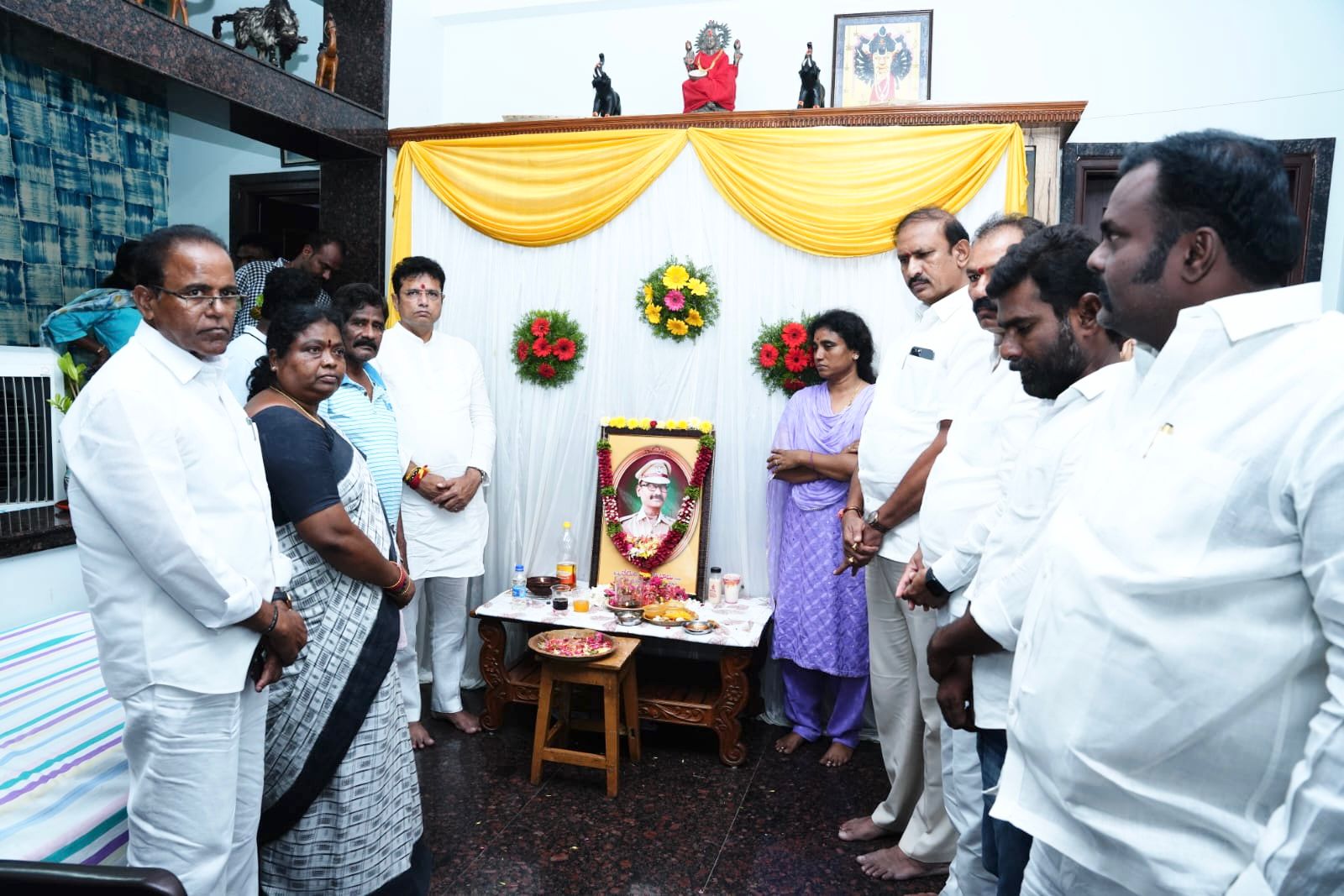 Minister Sridhar Babu” డీఎస్పీ కుటుంబాన్ని ప‌రామర్శించిన మంత్రి శ్రీధర్ బాబు