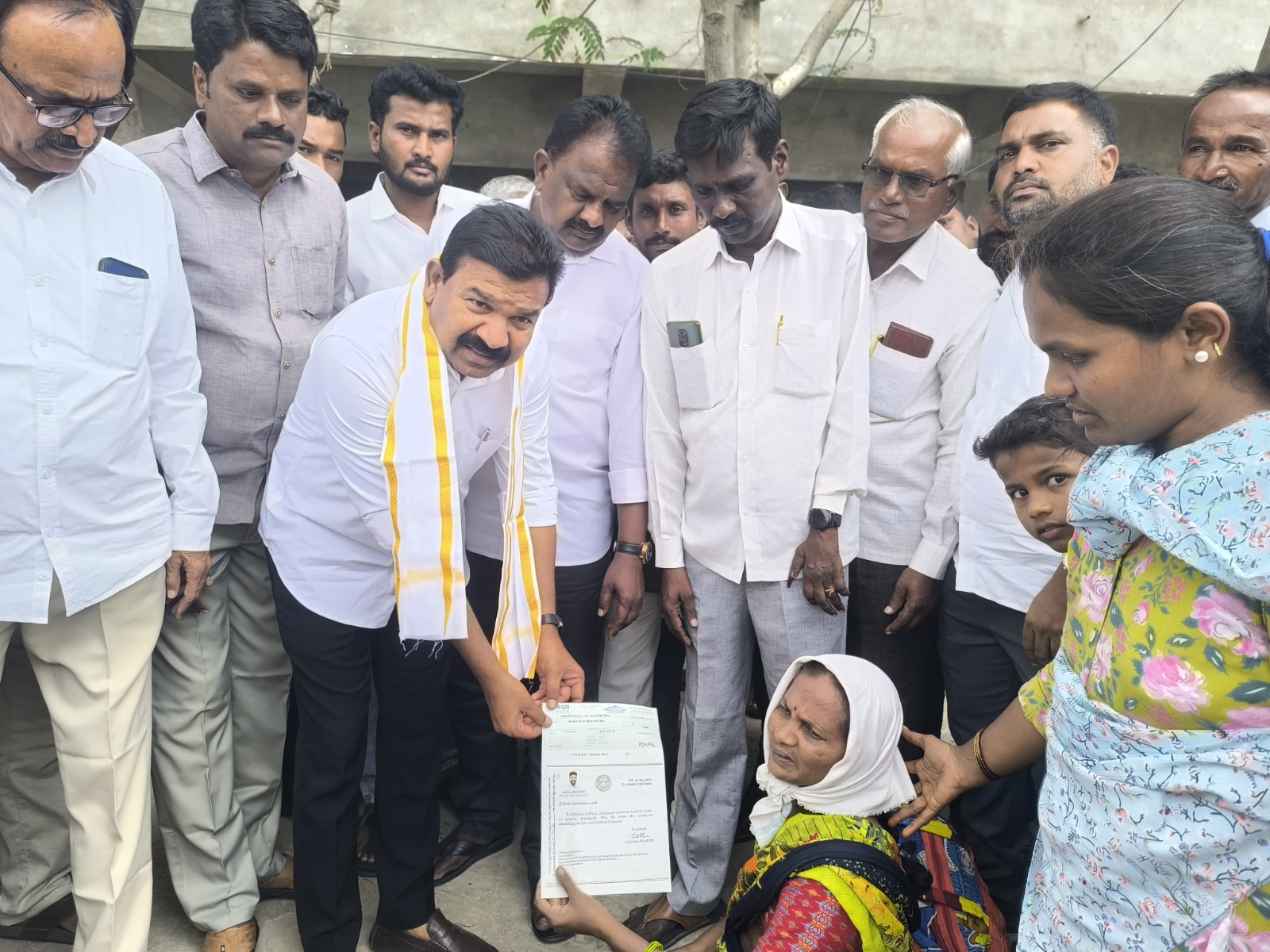 Cmrf cheques-distributed” నిరుపేదల వైద్యానికి సర్కార్ తోడ్పాటు