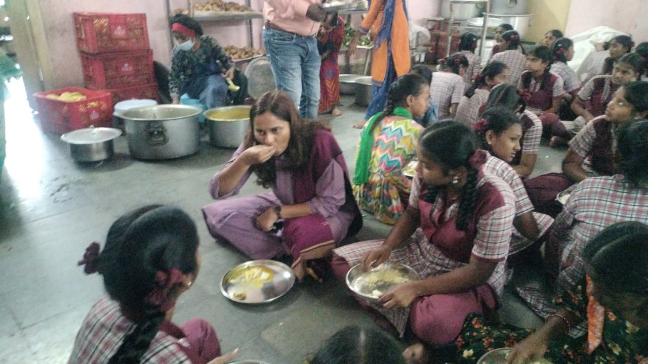 Additional Collector” విద్యార్థులతో భోజనం.. అదనపు కలెక్టర్ ఆకస్మిక తనిఖీ