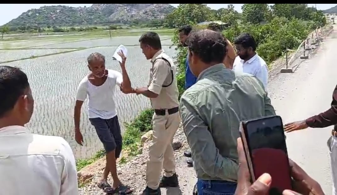 Kothagattu” రోడ్డు విస్తరణ పనులను అడ్డుకున్న రైతు: నష్టపరిహారం న్యాయం కోసం రైతు ఆవేదన