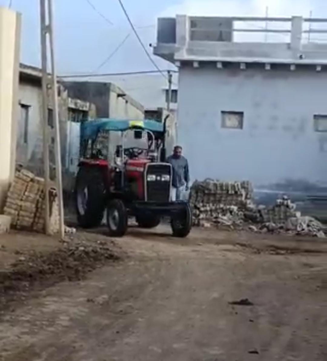 Driver Less Tractor” డ్రైవ‌ర్ లేకుండా లేకుండా ప‌రుగులు పెట్టిన ట్రాక్ట‌ర్ .. త‌యారు చేసింది సాధార‌ణ రైతే వీడియో వైర‌ల్