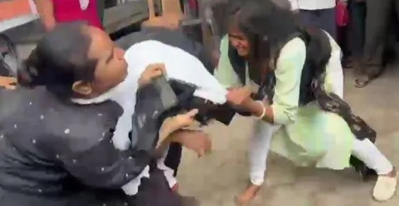 Lawyers Fight”  జుట్లు పట్టుకొని ఘోరంగా కొట్టుకున్న మహిళా లాయర్లు… వీడియో వైరల్