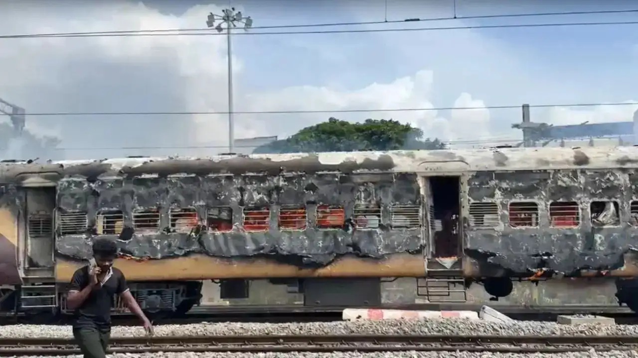 Hisar express”  హిసార్ ఎక్స్‌ప్రెస్‌లో అగ్నిప్రమాదం –  కాలిబూడిదైన బోగీలు.. వీడియో