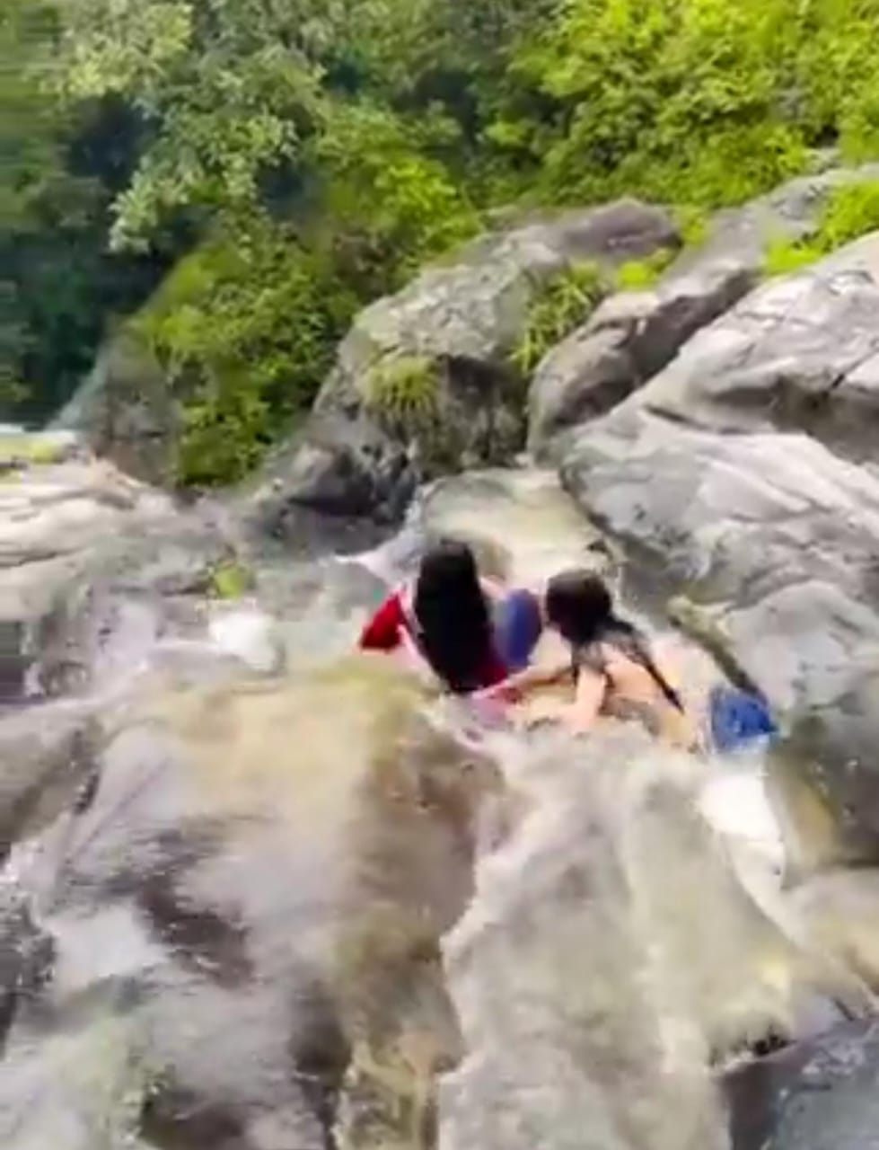 Vrial Video” నేనే జారిప‌డ్డా.. నువ్వు ఎందుకొచ్చావ్‌.. వీడియో