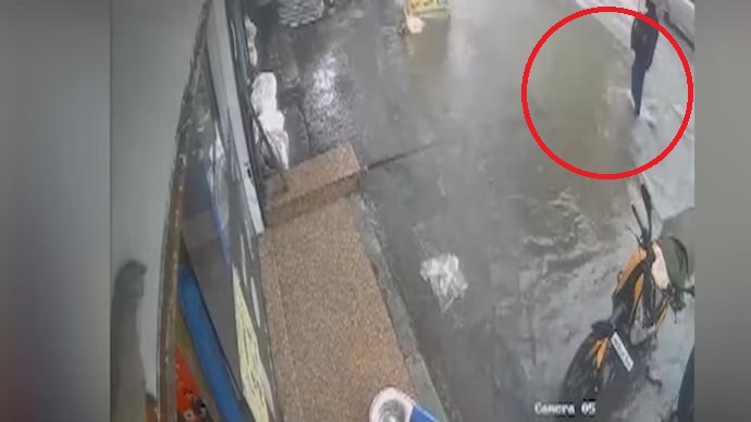 Bhandup” ఏండ్ల బాలుడు హెడ్‌ఫోన్లు పెట్టుకుని .. రోడ్డుపై వ‌ర‌ద నీరు.. ఇంత‌లోనే ఘోరం… వీడియో