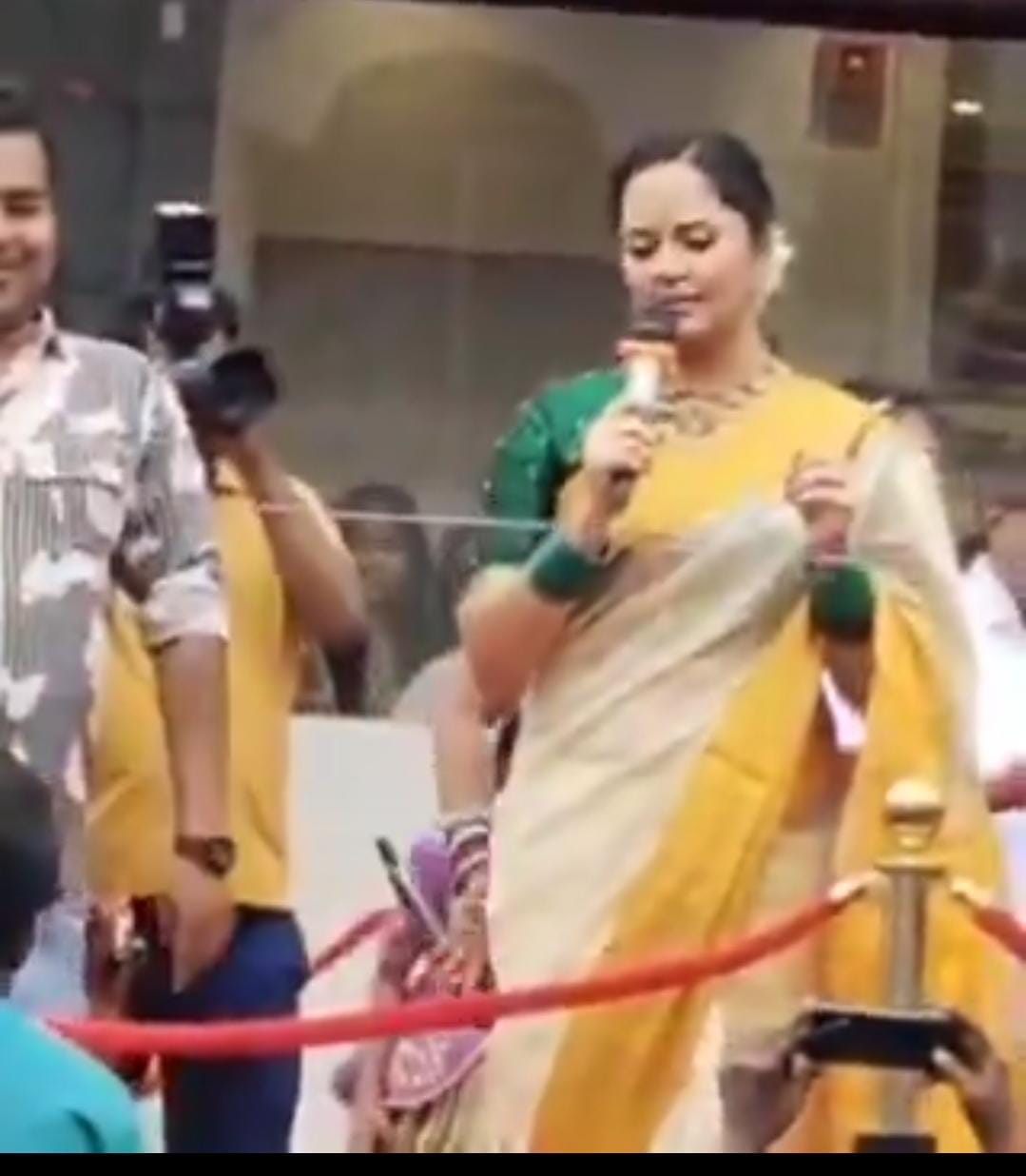 Anasuya warns” చెప్పు తెగుద్ది’ అంటూ వార్నింగ్ ఇచ్చిన నటి అనసూయ.. వీడియో