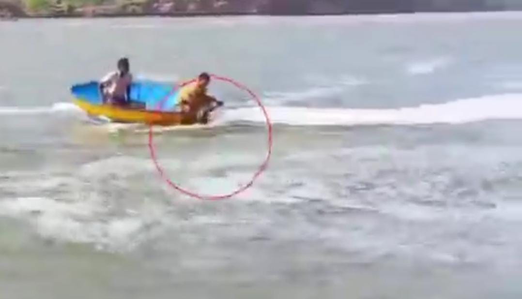 KrishnaRiver” కృష్ణా నదిలో కొట్టుకుపోతున్న యువకుడిని కాపాడిన మత్స్యకారులు..  వీడియో