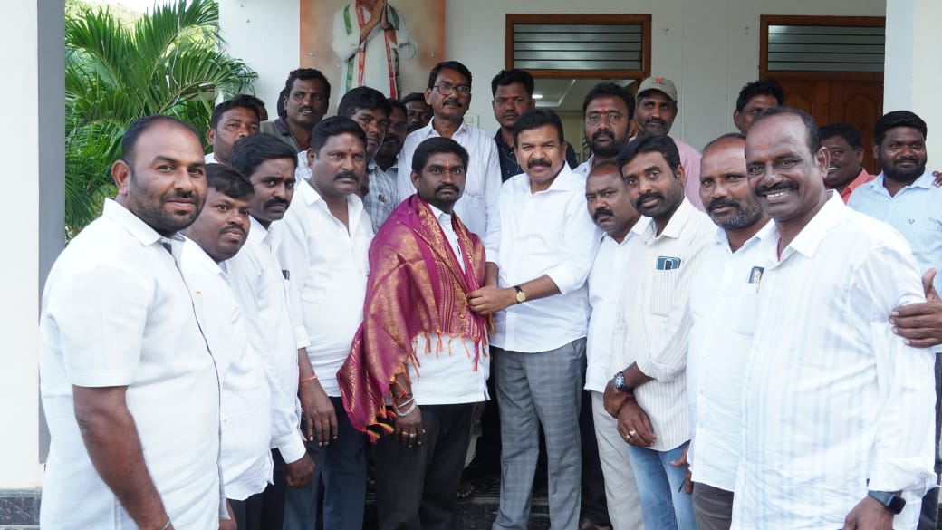 Youth Congress” యువజన కాంగ్రెస్ సోషల్ మీడియా జిల్లా కోఆర్డినేటర్ సతీష్ కు ఎమ్మెల్యే సన్మానం..