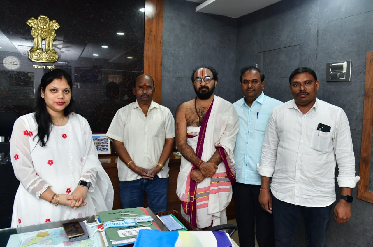 భక్తులకు ఎలాంటి ఇబ్బందులు లేకుండా అన్ని సౌకర్యాలు కల్పించాలి : కలెక్టర్ పమేలా సత్పతి