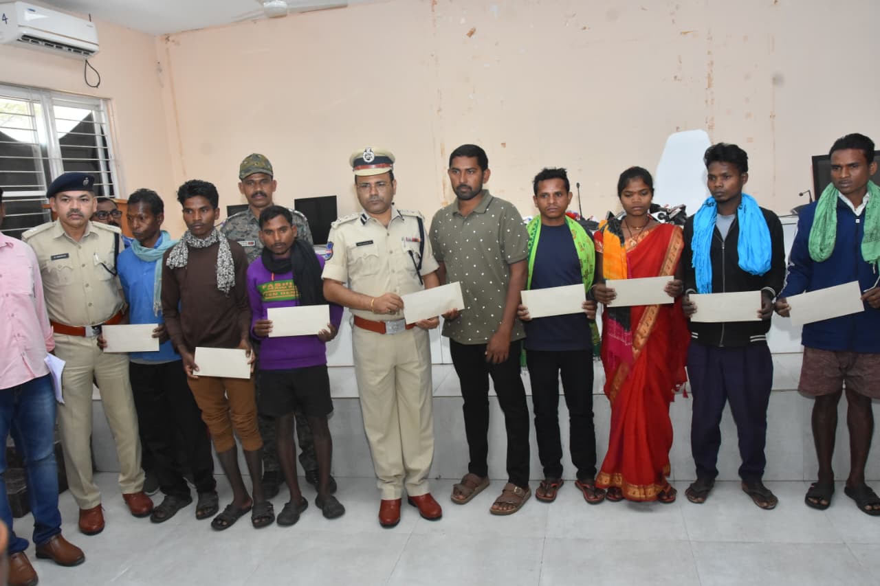 Ramagundam”జనజీవన స్రవంతిలోకి 8 మావోయిస్టు పార్టీ సభ్యులుమంది లొంగుబాటు