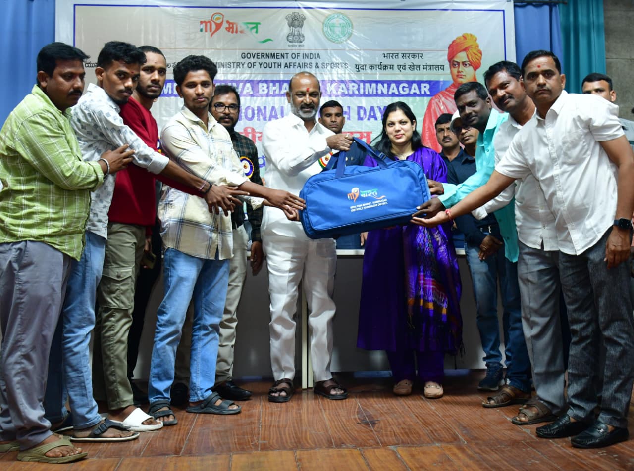 BandiSanjay”స్మార్ట్ ఫోన్ కాదు… స్మార్ట్ మనస్సును తయారు చేసుకోండి.. కేంద్ర మంత్రి బండి సంజయ్