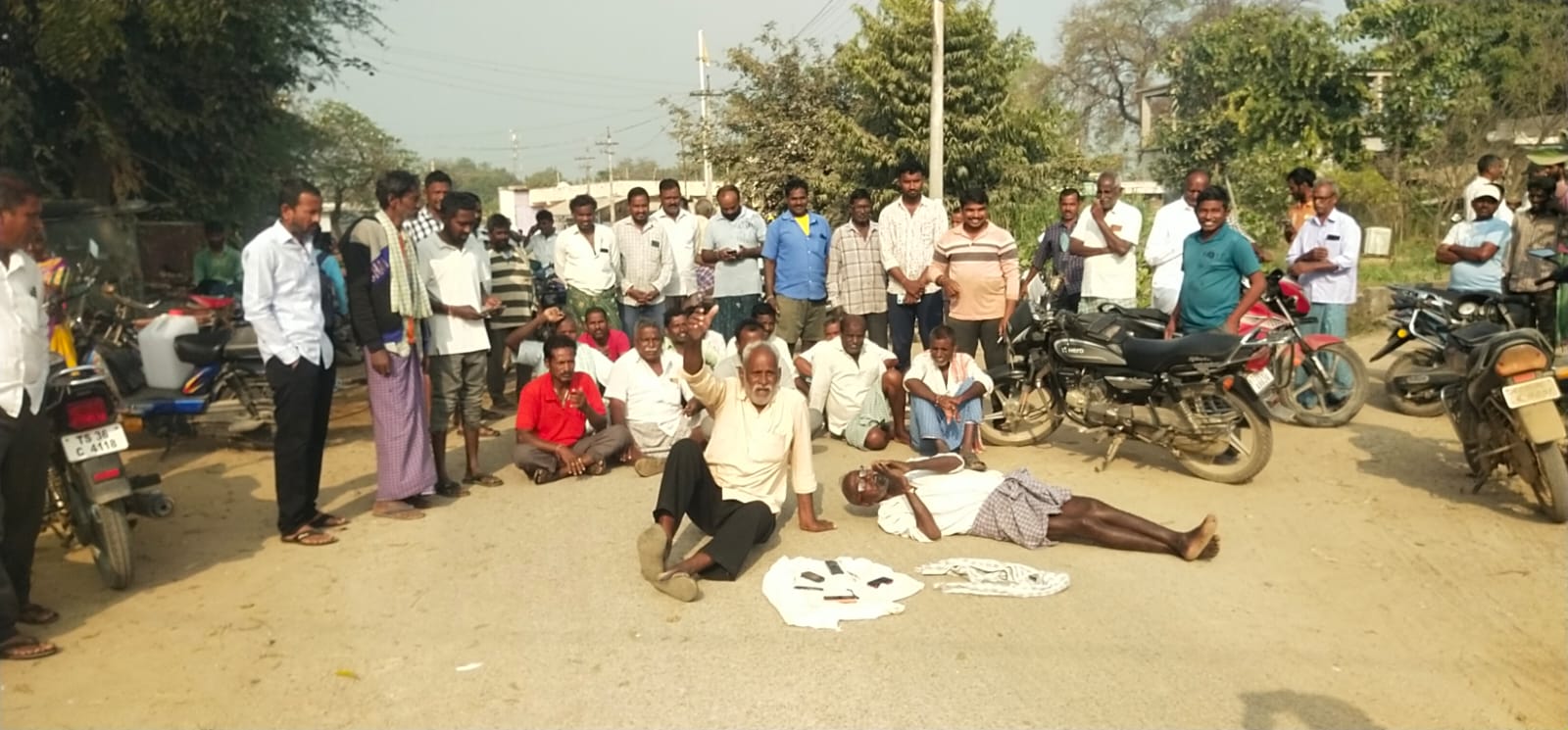 యూరియా యాప్‌ను రద్దు చేయాలి: సెల్‌ఫోన్లను కుప్పగా పోసి కన్నాపూర్ రైతుల వినూత్న నిరసన