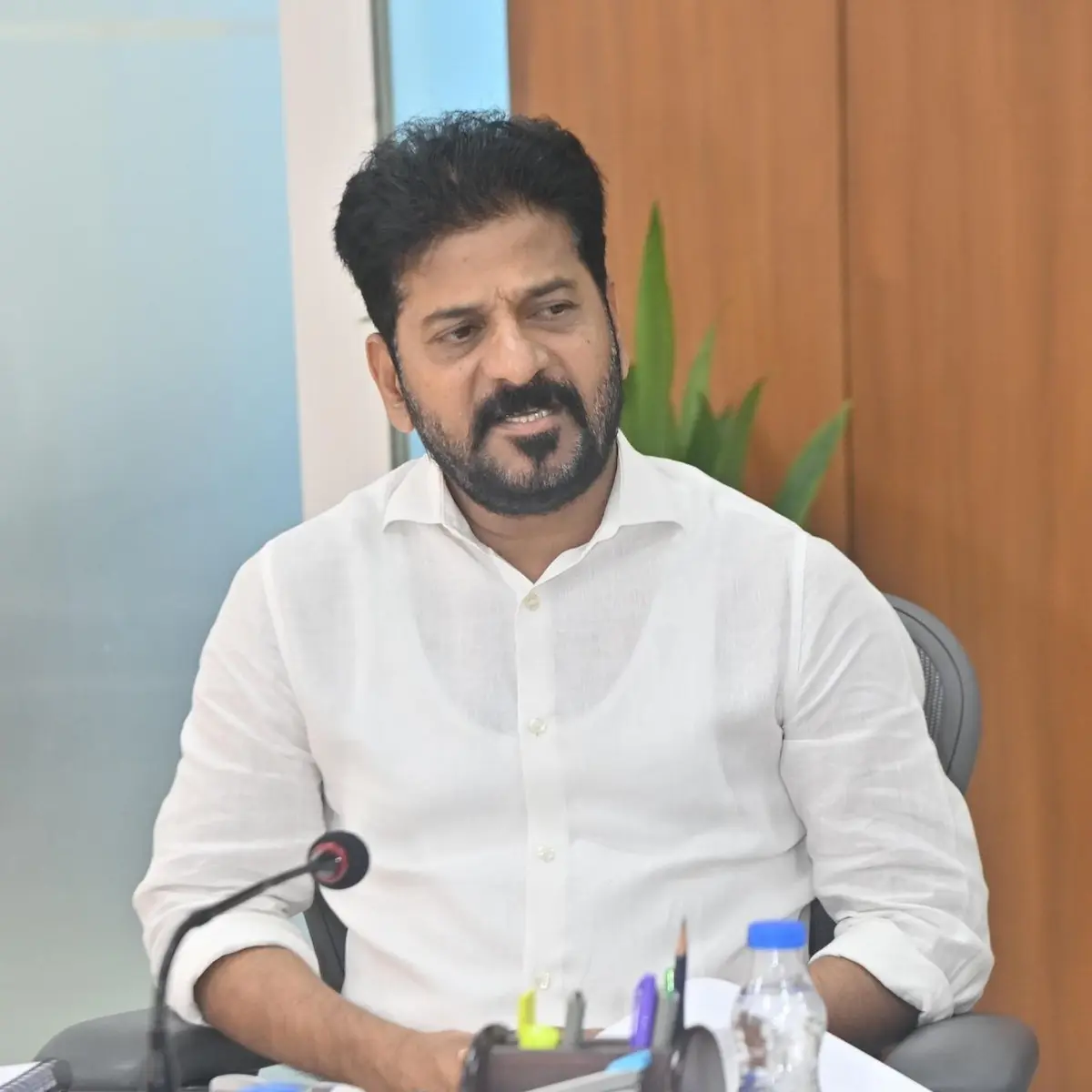 పెట్రోల్‌, గ్యాస్‌ నిల్వలపై సీఎం రేవంత్‌ రెడ్డి అత్యవసర సమీక్ష … మధ్యాహ్నం 2 గంటలకు కీలక భేటీ