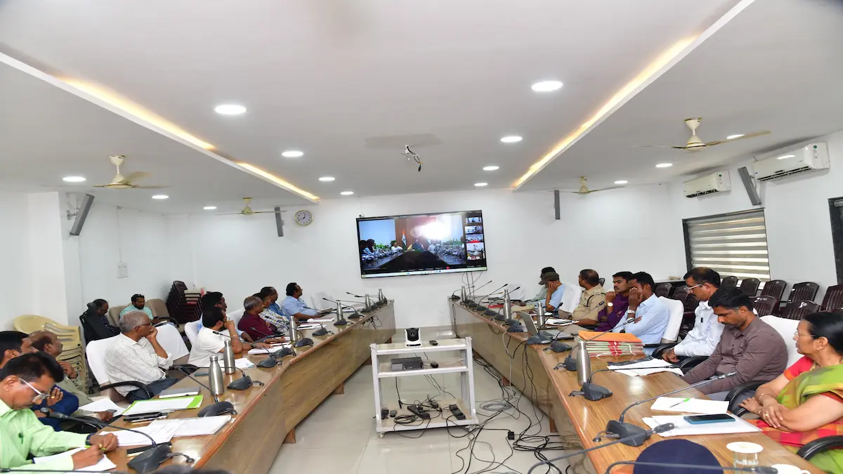 జిల్లాలో గ్యాస్ కొరత లేదు.. వదంతులు నమ్మవద్దు : క‌రీంన‌గ‌ర్, రాజ‌న్న సిరిసిల్ల జిల్లాల‌క‌లెక్ట‌ర్లు